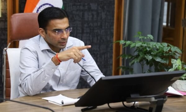 बिल्डर की दादागिरी पर डीएम सविन बंसल का डंडा, हथियार जब्त शस्त्र लाइसेंस सस्पेंड