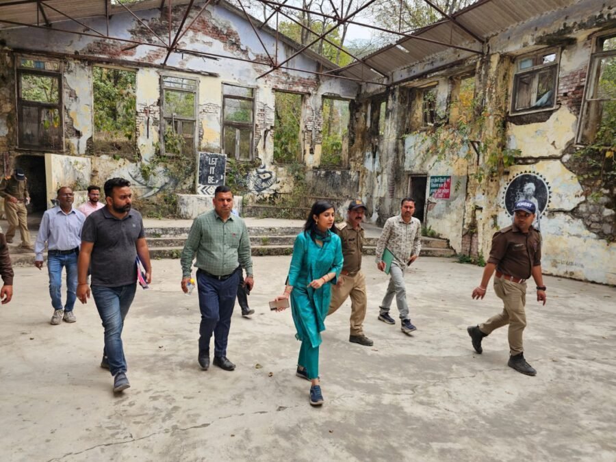 डीएम स्वाति एस. भदौरिया ने बीटल्स आश्रम में चल रहे विकास व संरक्षण कार्यों का किया निरीक्षण, ऐतिहासिक स्वरूप को संरक्षित रखते हुए विकास कार्य करने के दिए निर्देश