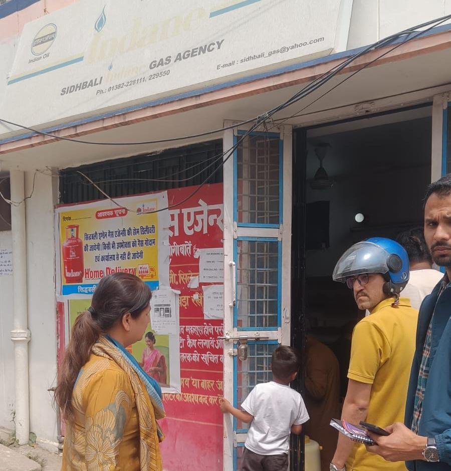 एलपीजी आपूर्ति व्यवस्था पर कड़ी निगरानी, 4 गैस गोदामों और 8 व्यावसायिक प्रतिष्ठानों का औचक निरीक्षण