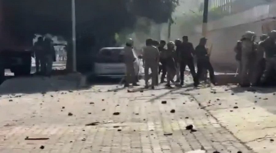 नोएडा फेज-2 में कर्मचारियों का उग्र प्रदर्शन, तोड़फोड़ और आगजनी से हालात तनावपूर्ण