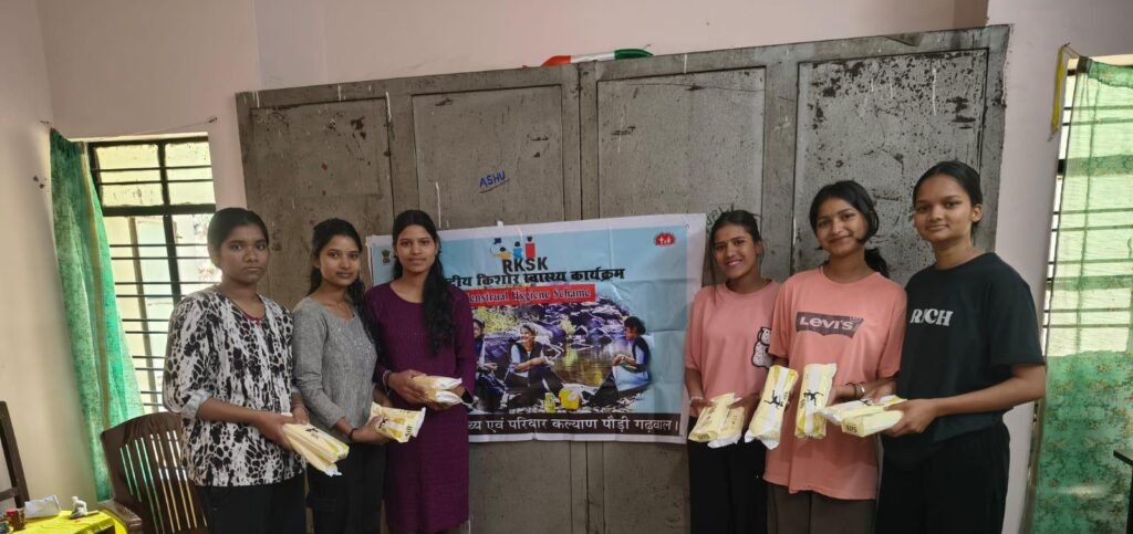 बालिका एवं बालक छात्रावासों में आयोजित स्वास्थ्य शिविर में बच्चों की हुई जांच, दिए गए स्वास्थ्य संबंधी आवश्यक सुझाव