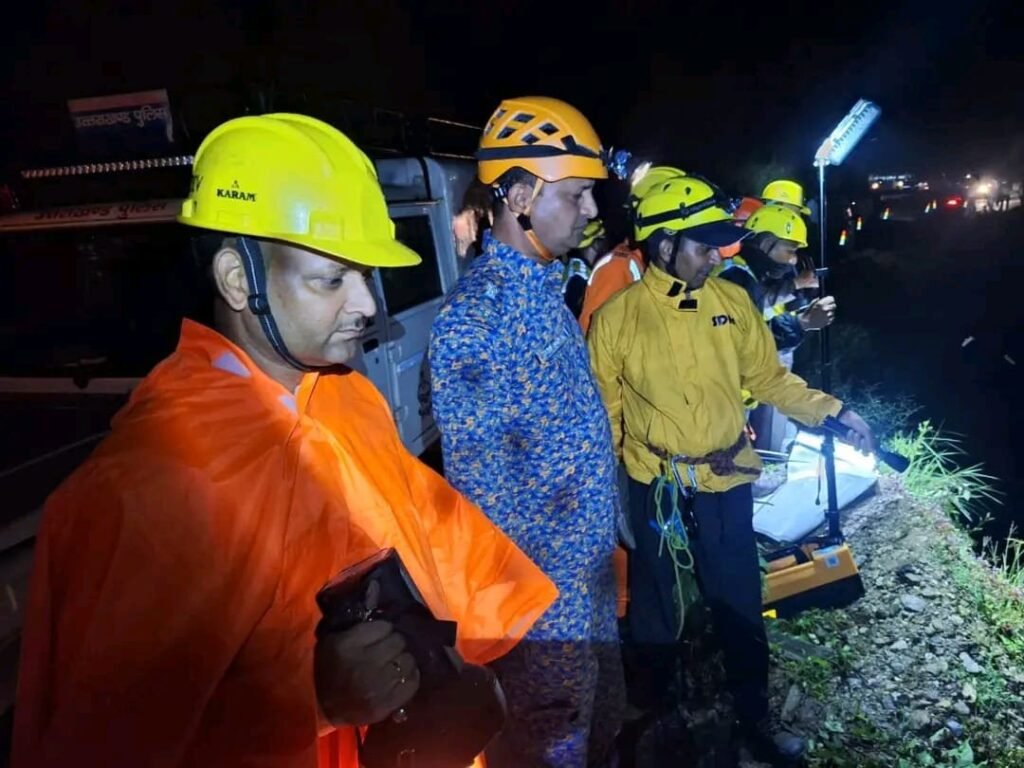 रुद्रप्रयाग : फाटा-बड़ासू मार्ग पर गहरी खाई में गिरा डंपर, दो लोगों की मौत