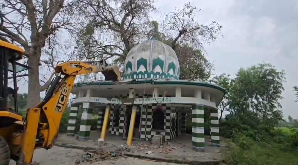 उत्तराखंड : देवभूमि में अवैध मजारों पर धामी सरकार का बुलडोजर एक्शन जारी, अब यहां हुई कार्रवाई 