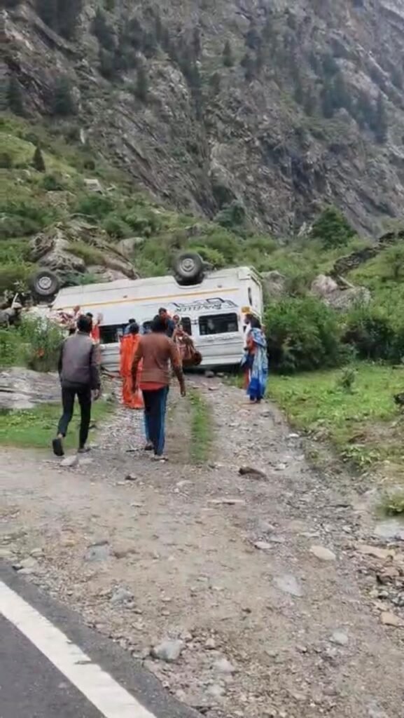 सोनगाड के पास ब्रेक फेल होने से टेंपो ट्रेवल्स पलटा, 17 यात्री थे सवार