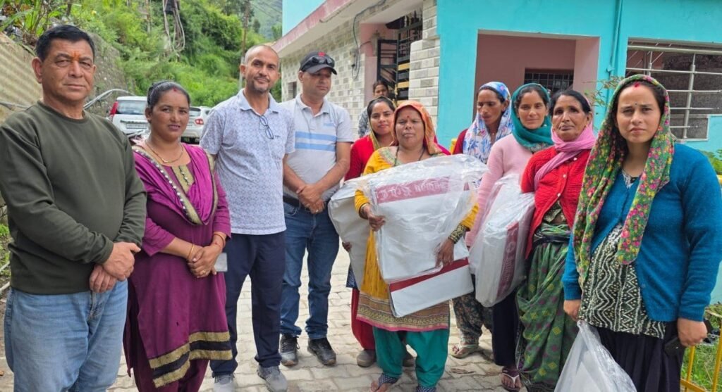 रेडक्रॉस ने आपदा प्रभावित 10 परिवारों को बांटी राहत सामग्री